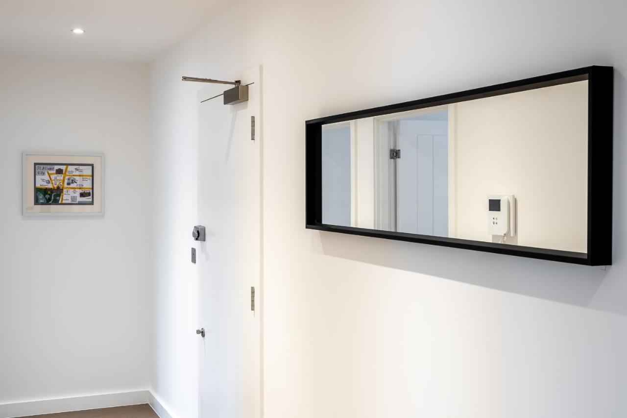 St Albans 2 Bed Luxury City Apartment, 5 Mins Walk To Train & Allocated Parking Buitenkant foto