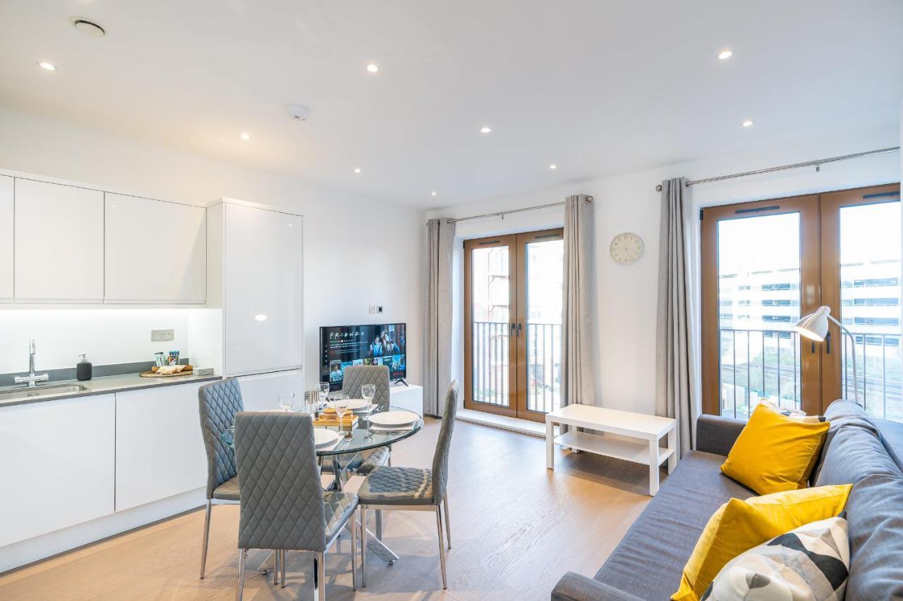 St Albans 2 Bed Luxury City Apartment, 5 Mins Walk To Train & Allocated Parking Buitenkant foto
